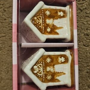 Holiday home salt & pepper shakers